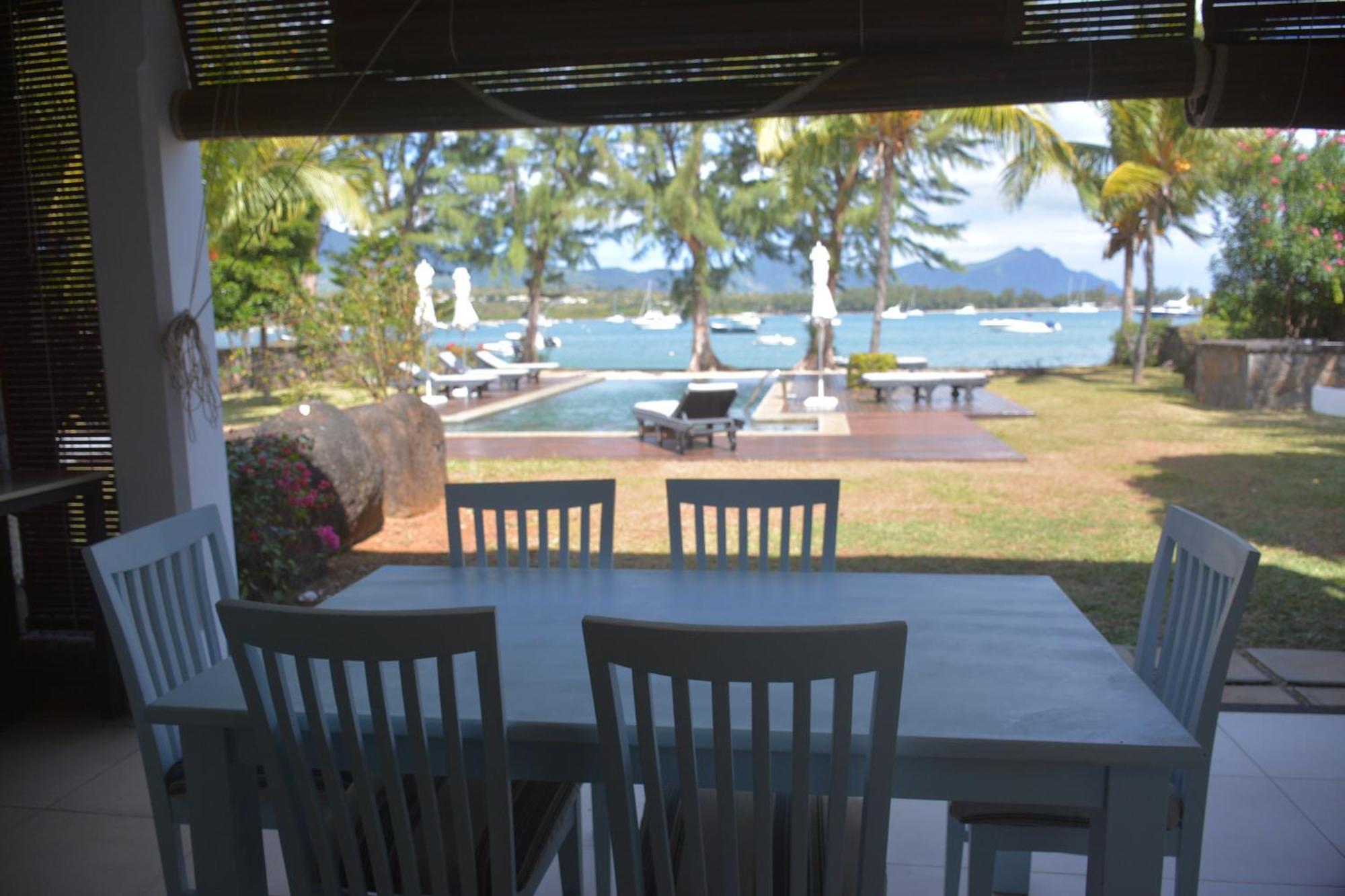Olana Blue - Beachfront Apartment Rivière Noire Buitenkant foto